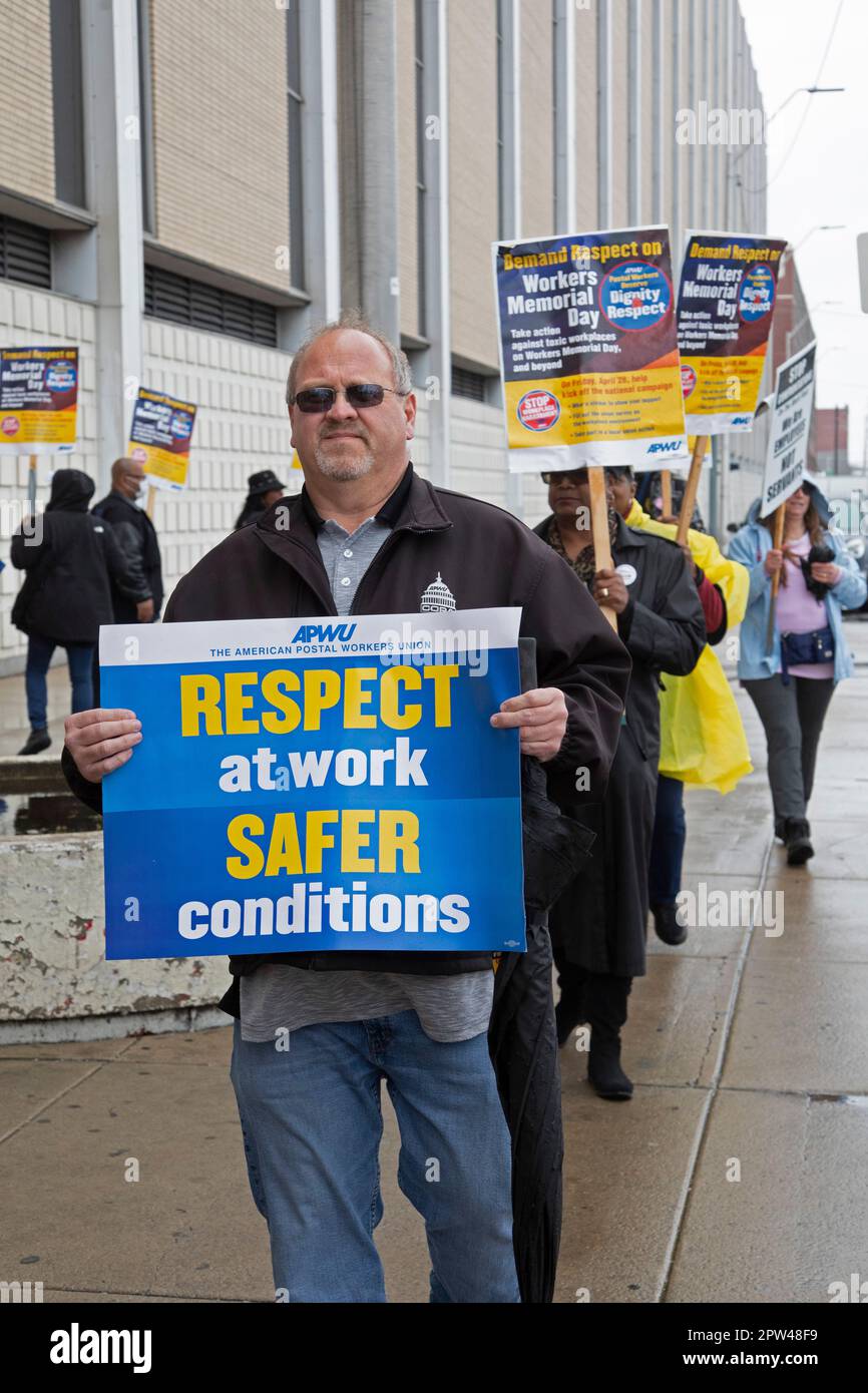 Detroit, Michigan, États-Unis. 28th avril 2023. Le jour du souvenir des travailleurs, les travailleurs postaux et les partisans se sont rassemblés au bureau de poste principal de Detroit (et dans d'autres villes) pour protester contre l'aggravation des conditions de travail. Ils disent que le manque de personnel a entraîné un milieu de travail hostile et un mauvais service au public. Crédit : Jim West/Alay Live News Banque D'Images