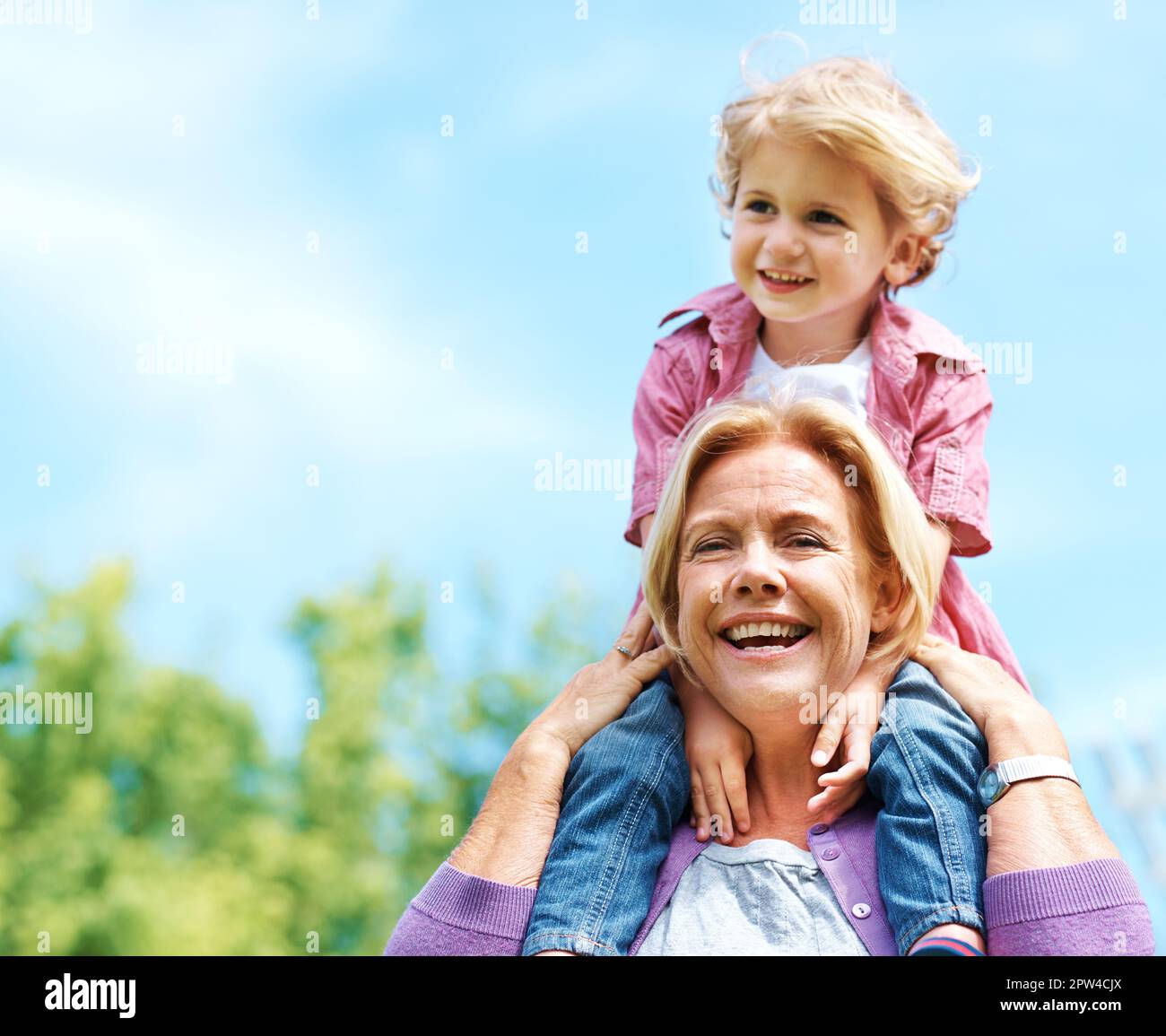 Les grands-parents ne sont jamais à court de câlins. Portrait d'une grand-mère heureuse tenant son petit-enfant sur ses épaules Banque D'Images