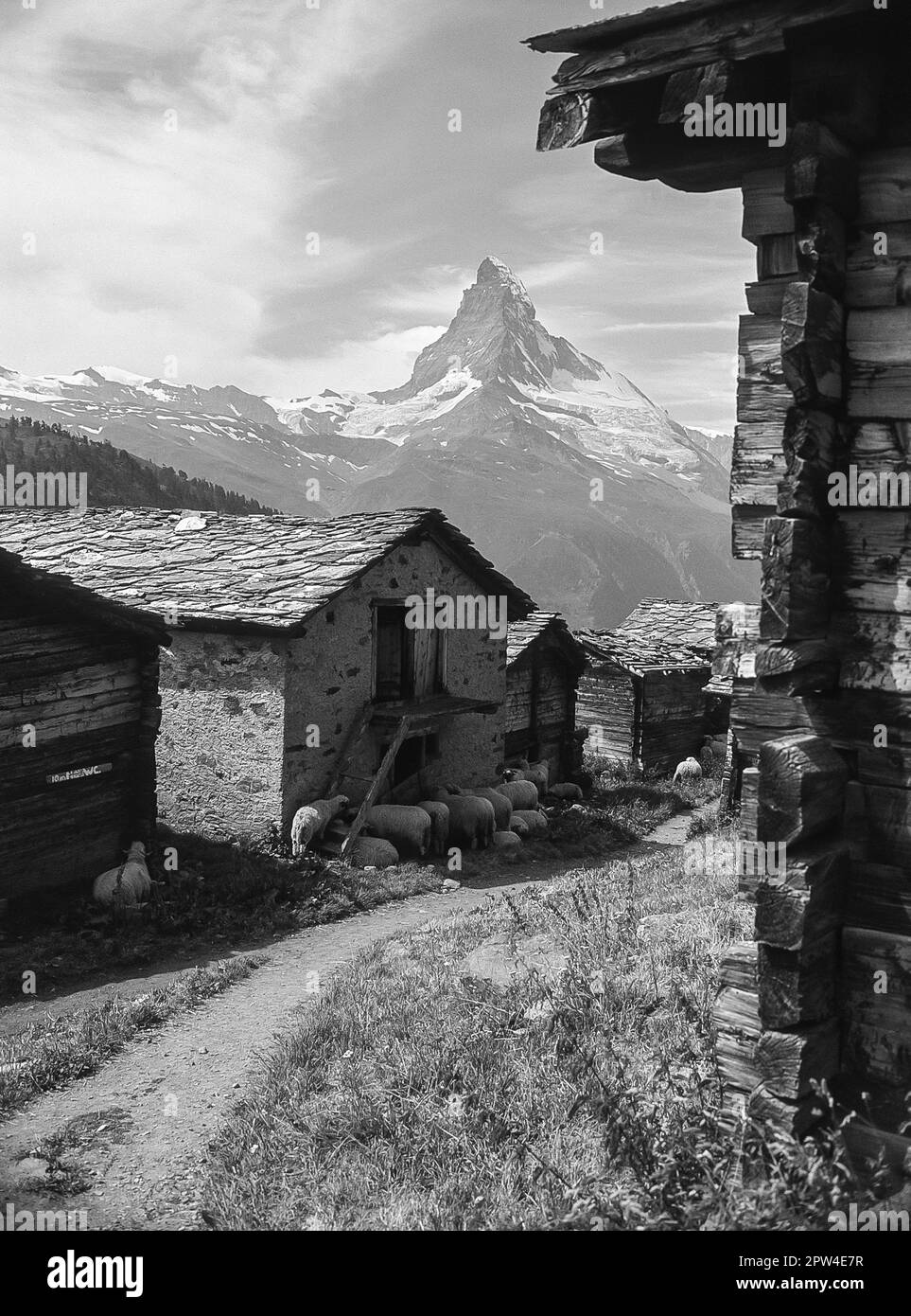 Cette série d'images sont des montagnes près de la station balnéaire suisse de Zermatt vu au petit village alm de Findeln Alm ici en regardant vers le Cervin Banque D'Images