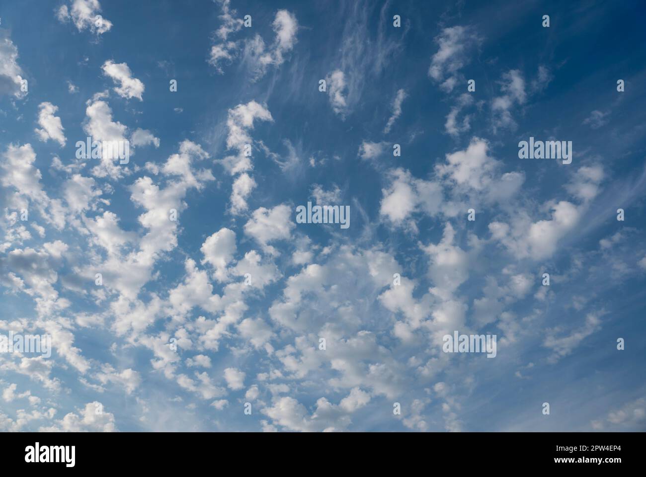 Les nuages blancs dans un ciel bleu Banque D'Images