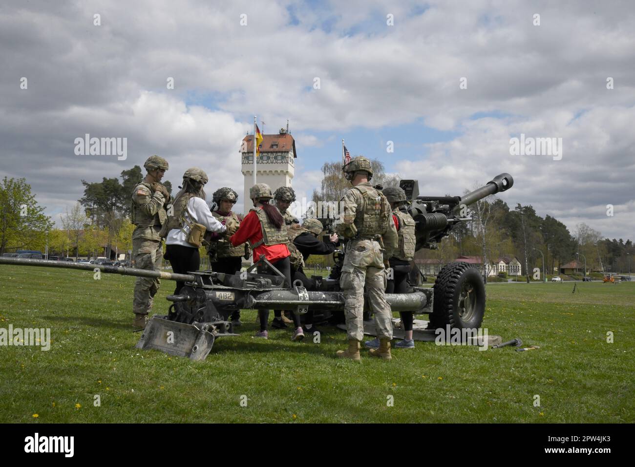 ÉTATS-UNIS Des soldats et des membres de la famille affectés au 4th Bataillon, 319th Régiment d’artillerie de campagne aéroporté, 173rd Brigade aéroportée participent à une démonstration de tir d’un obusier M119A3 de 105mm pour des membres de la famille et des invités distingués lors du « jour de la Pitcher Molly » dans les casernes de la Tour Grafenwoehr du Commandement de l’instruction de l’Armée de 7th, en Allemagne, au 26 avril 2023. (É.-U. Photo de l'armée par Matthias Fruth) Banque D'Images