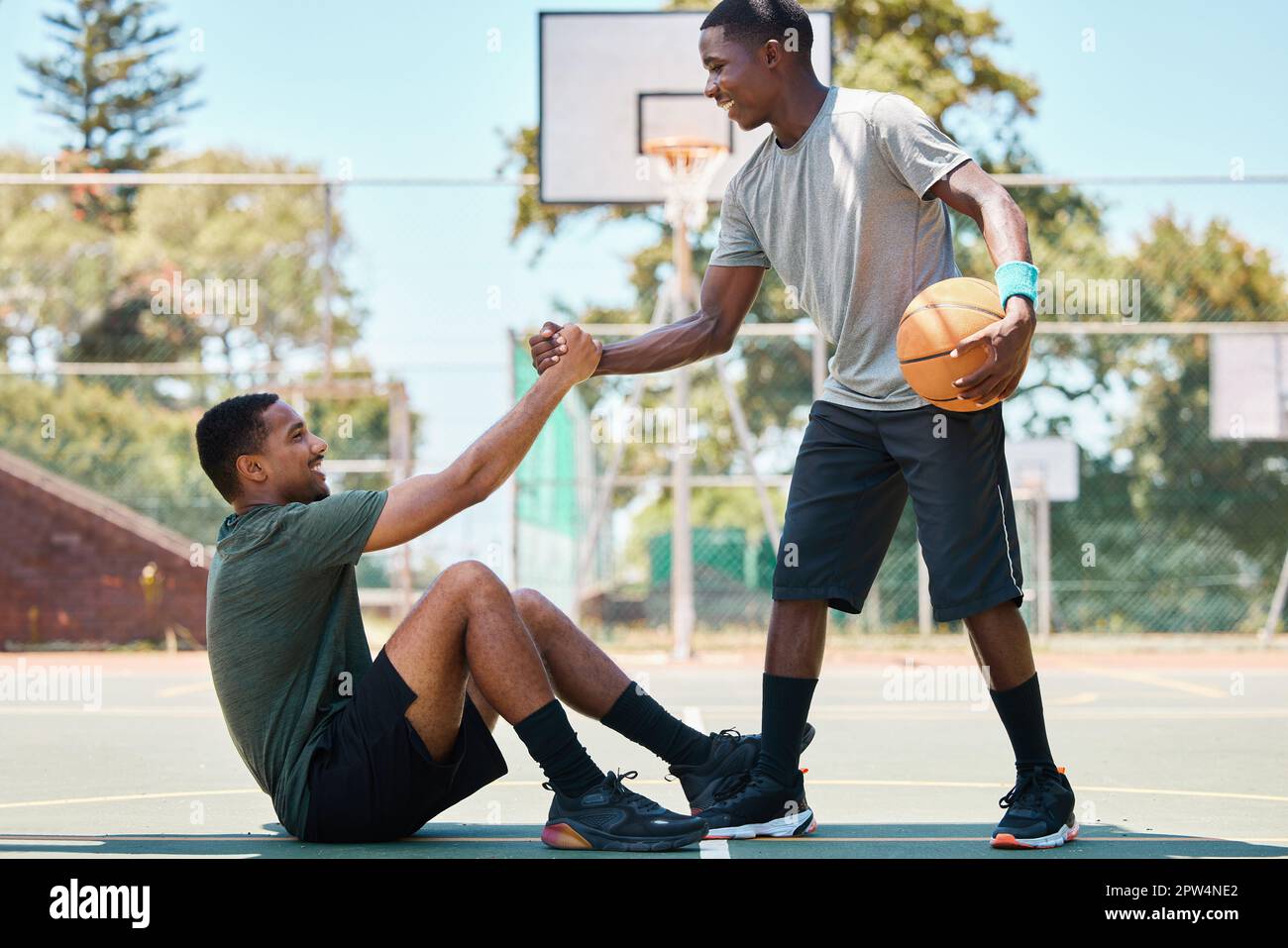 Basket-ball, sports et travail d'équipe, aide main et soutien, respect et  assistance dans les jeux d'entraînement de compétition. Un bon joueur de  basket-ball tient les mains Photo Stock - Alamy