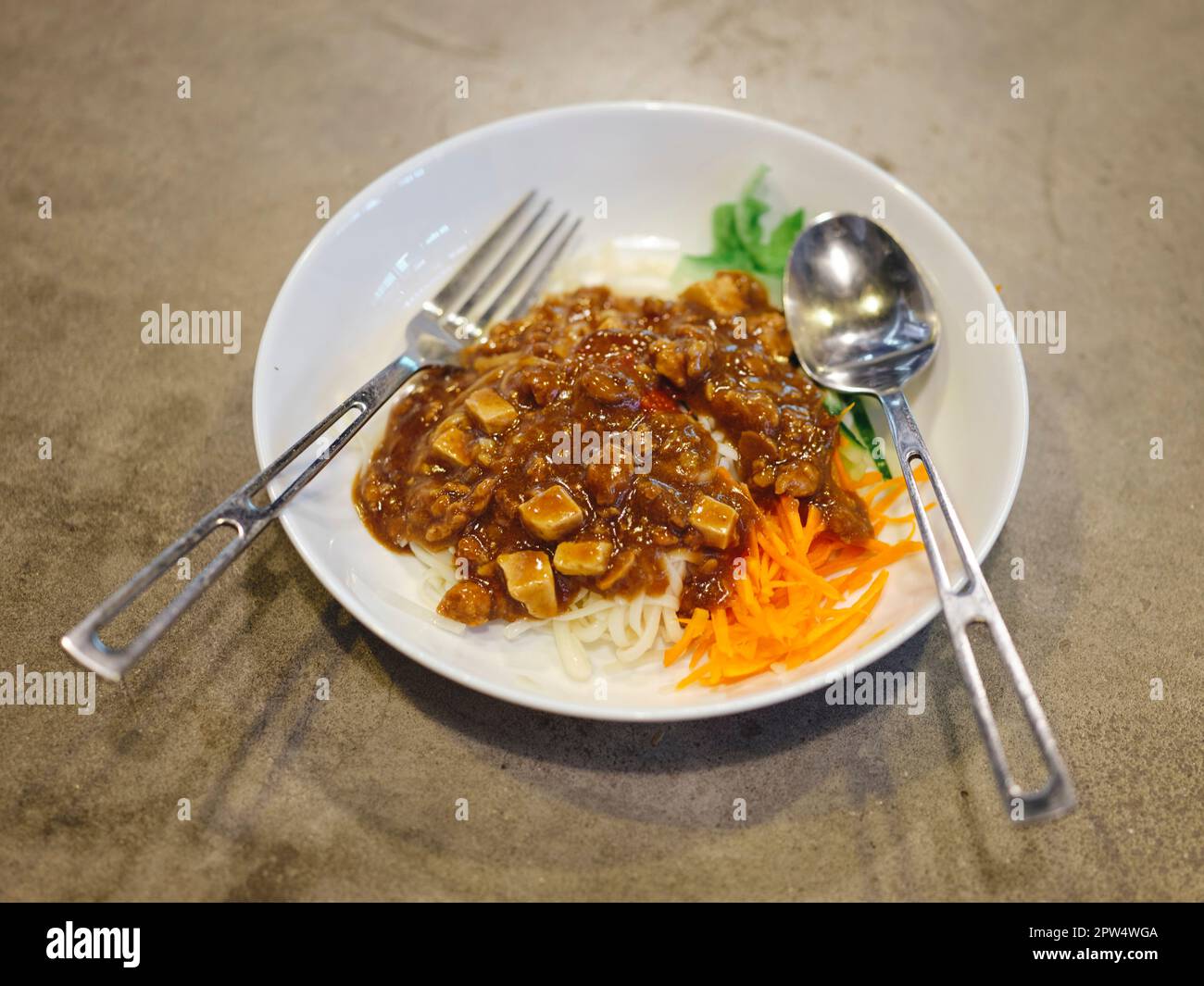 Un aliment coréen, Jajangmyeon ou nouilles avec sauce aux haricots noirs fermentés Banque D'Images