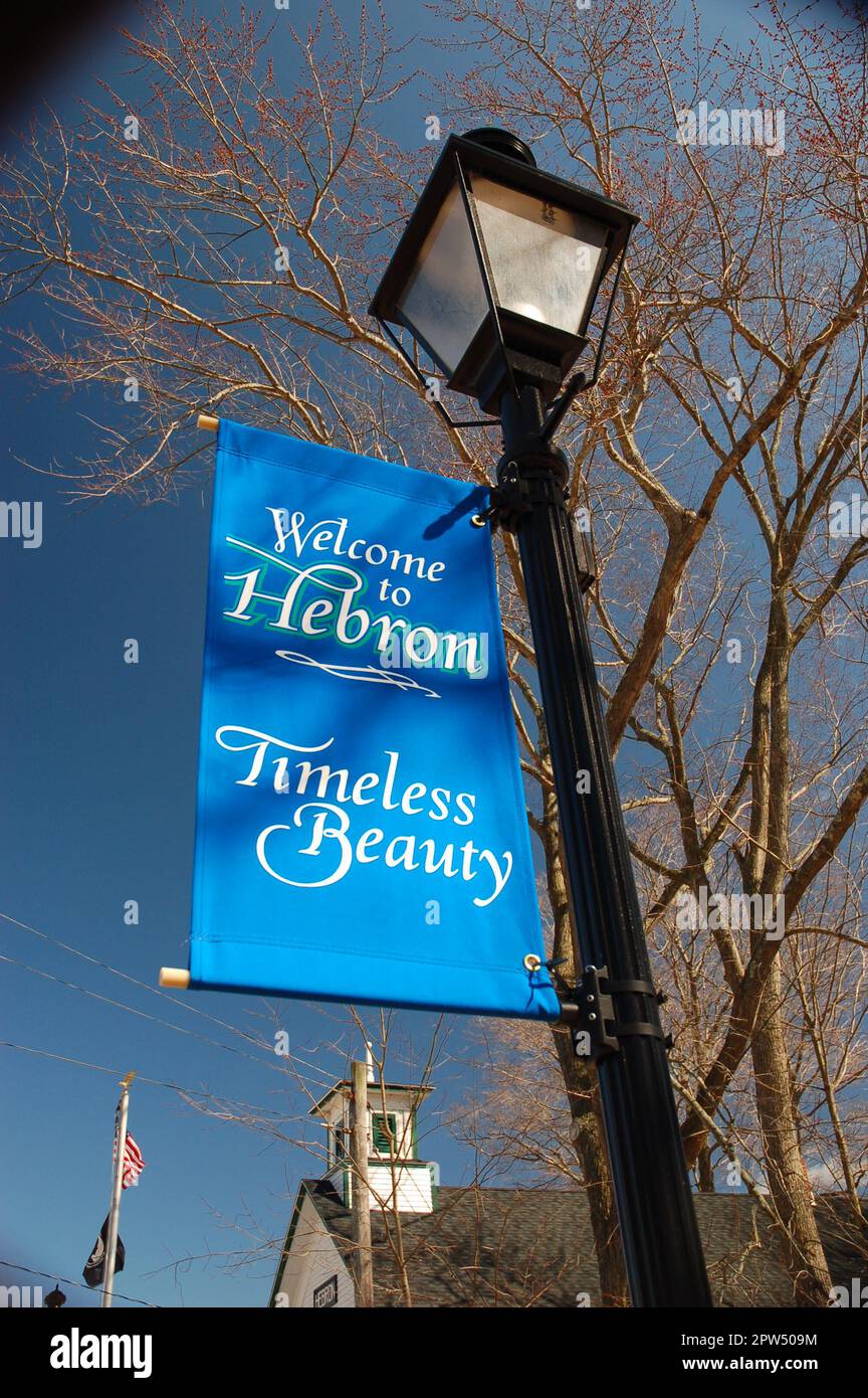 Un panneau suspendu à un lampadaire accueille les visiteurs à Hébron Connecticut, proclamant la nature charmante et la beauté intemporelle de la ville Banque D'Images