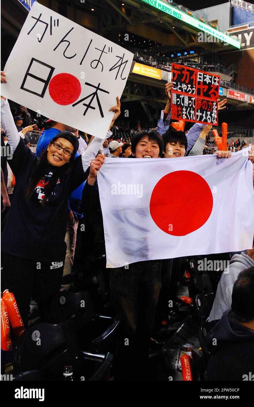 Les fans de l'équipe nationale japonaise sont à la base du pays au World Baseball Classic Game Holding Sign conçu comme le décalage de la nation Banque D'Images