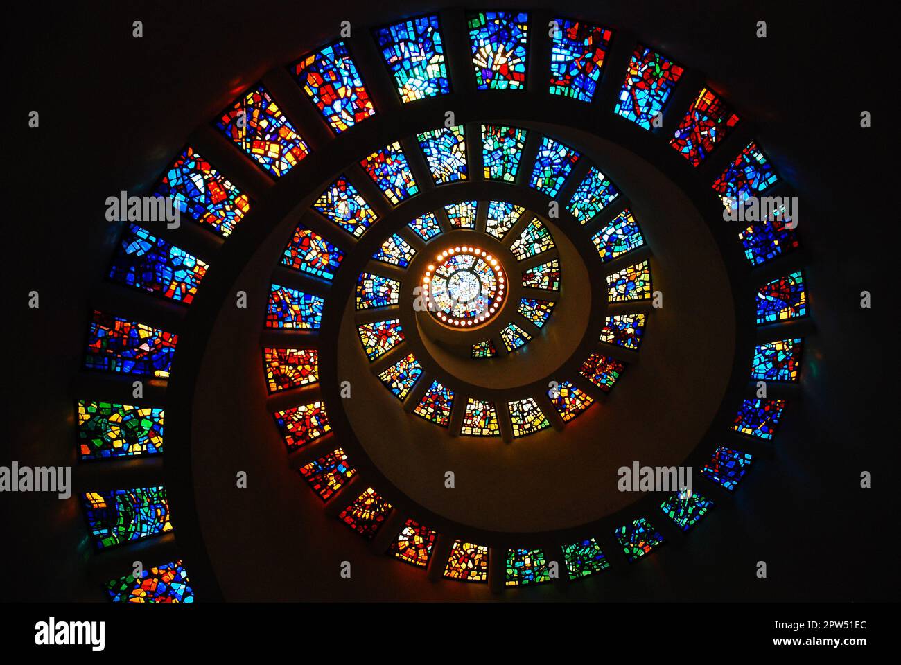 Un vitrail en spirale de la chapelle des remerciements, à Dallas, Texas, est une représentation colorée de la séquence Fibonacci Banque D'Images