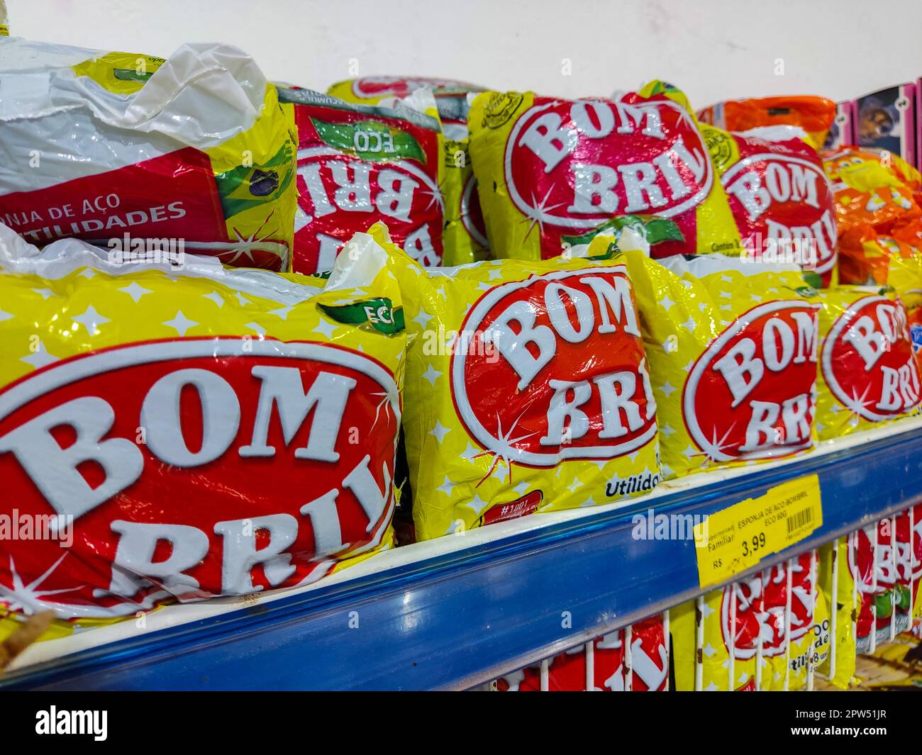 Des paquets d'éponge Bombril de marque brésilienne dans un supermarché. La  Société est confrontée, depuis plus de deux décennies, à des problèmes  financiers qui pourraient entraîner le risque de faillite. (Photo de