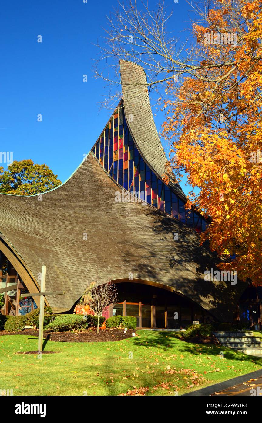 L'église moderne unie de Rowayton, Connecticut, près de Darien, est entourée d'une couleur d'automne brillante Banque D'Images