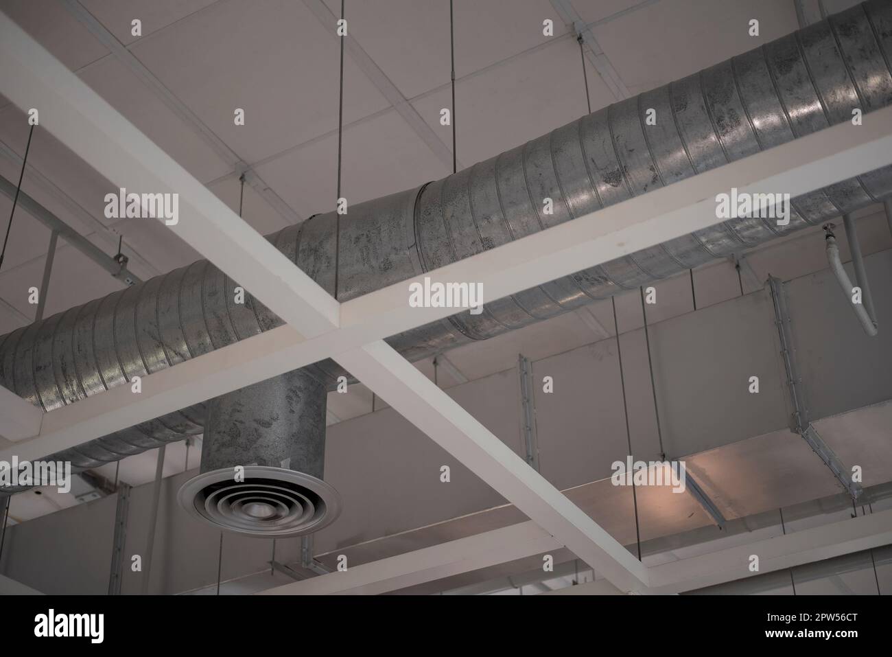 Conduit d'air conditionné au plafond dans le bâtiment Banque D'Images