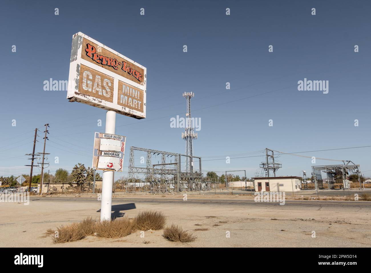 Un panneau indique l'emplacement de la station-service et du mini-magasin Petro-Lock abandonnés dans le désert de Mojave près de Lancaster, en Californie. Banque D'Images