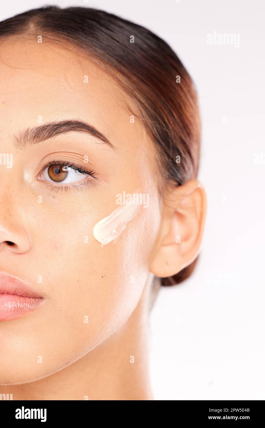 Crème de soin de la peau, demi-visage et femme avec beauté bien-être,  cosmétiques de spa et de penser contre fond blanc de studio. Produit de luxe,  hydratis pour le visage Photo Stock -