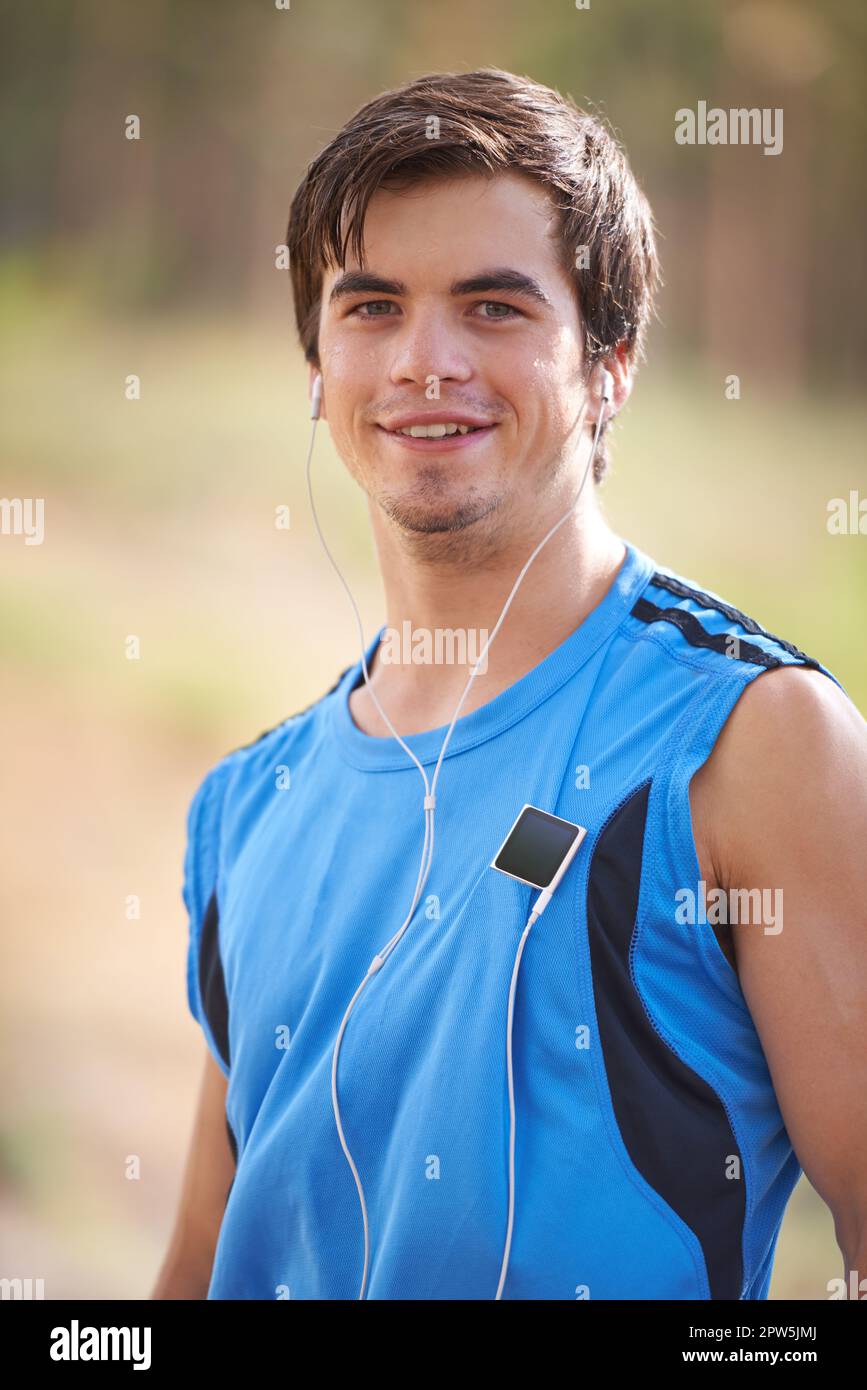 Rien de tel que l'air frais et l'exercice. Portrait d'un jeune coureur de  sexe masculin écoutant de la musique sur son joueur de mp3 Photo Stock -  Alamy
