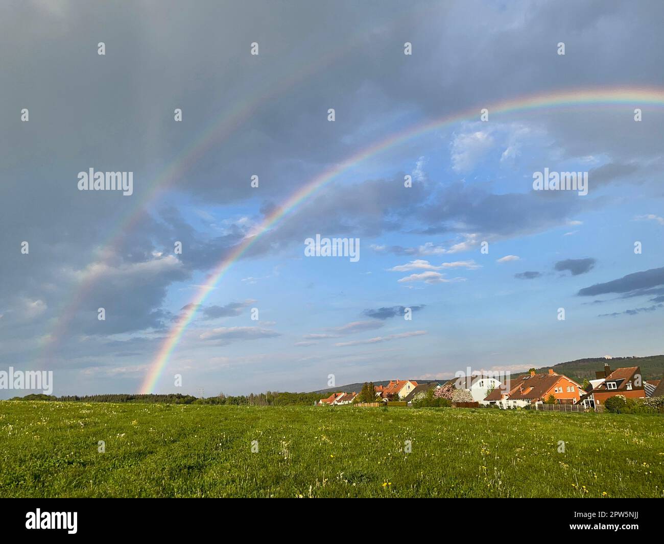 Regenbogen ist die Brechung des Sonnenlichts BEI Regen in den Regentropfen. Arc-en-ciel est la réfraction de la lumière du soleil sous la pluie dans les gouttes de pluie. Banque D'Images