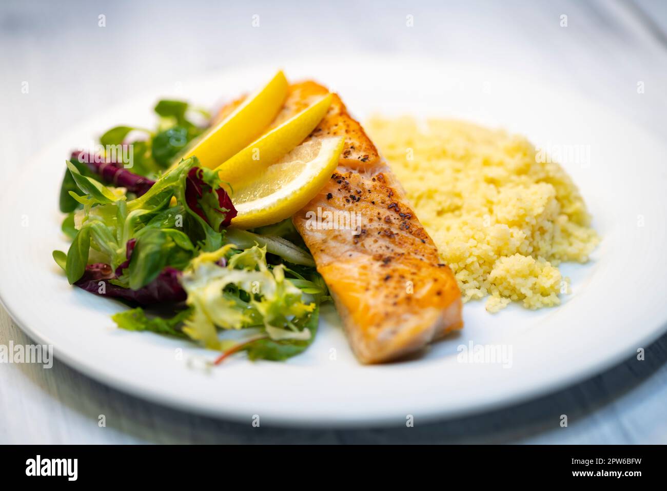 filet de saumon avec salade de couscous et de légumes Banque D'Images