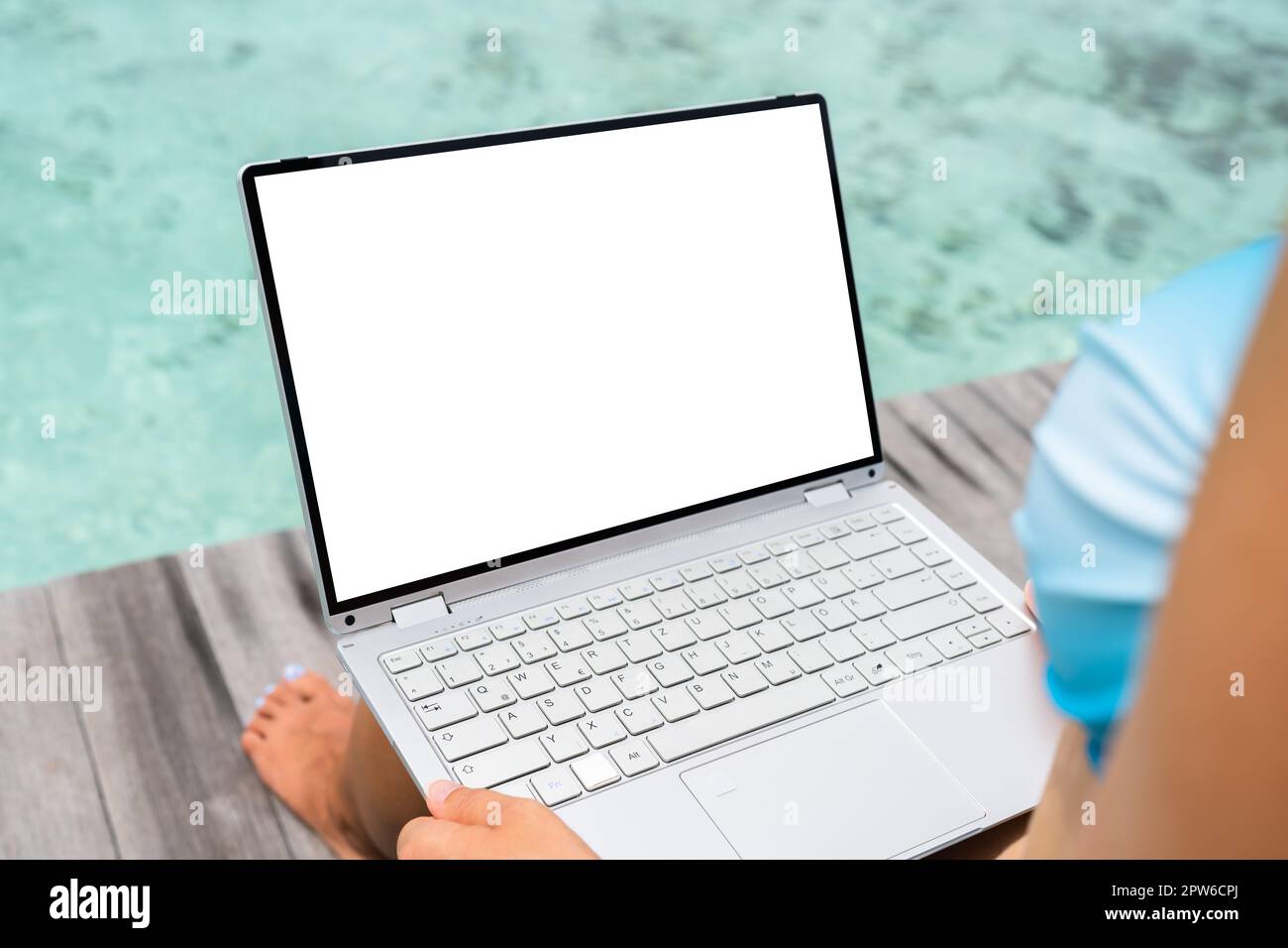 Détente avec un ordinateur portable sur la plage. Vacances d'été Banque D'Images