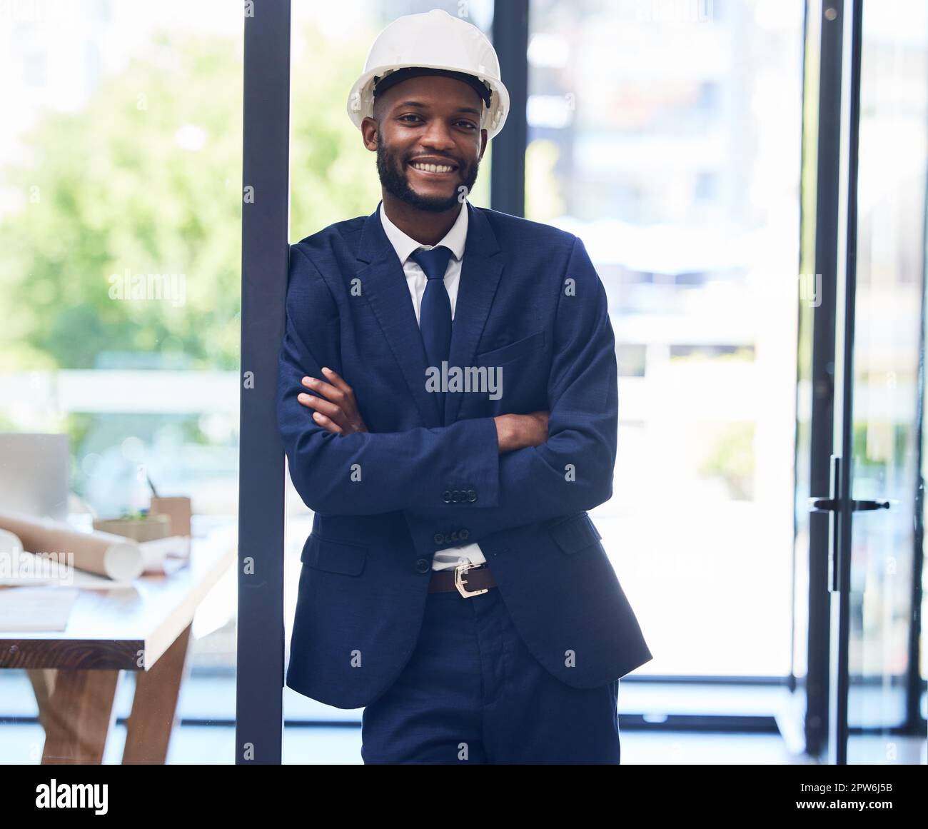 Architecture, ingénierie et portrait de l'homme noir au bureau debout avec succès, confiance et leadership. Créatif, construction et heureux homme Banque D'Images