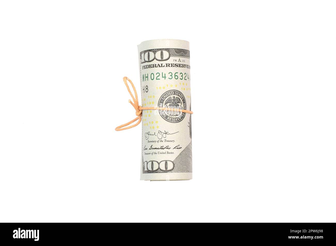 US dollars enroulé et serré avec band isolé sur fond blanc. L'argent américain Banque D'Images