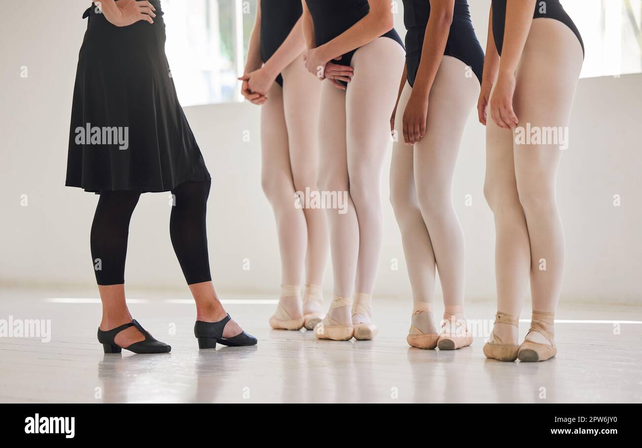 Formation de ballet, de pieds et de danse élèves en ligne avec l'enseignant. Discipline, posture et engagement à la pratique de l'école de danse. Coach et youn Banque D'Images