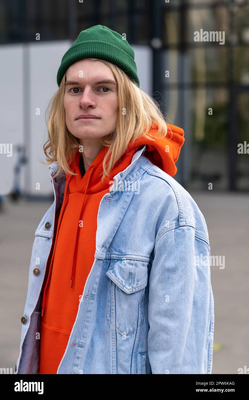 Portrait urbain de l'adolescent du millénaire branché dans des vêtements branchés sur la rue de la ville Banque D'Images