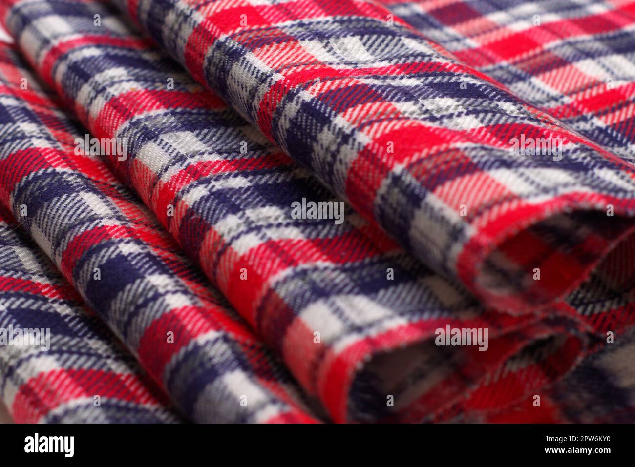 Gros plan d'une rouge, bleu et blanc en tissu à motifs tartan. Banque D'Images
