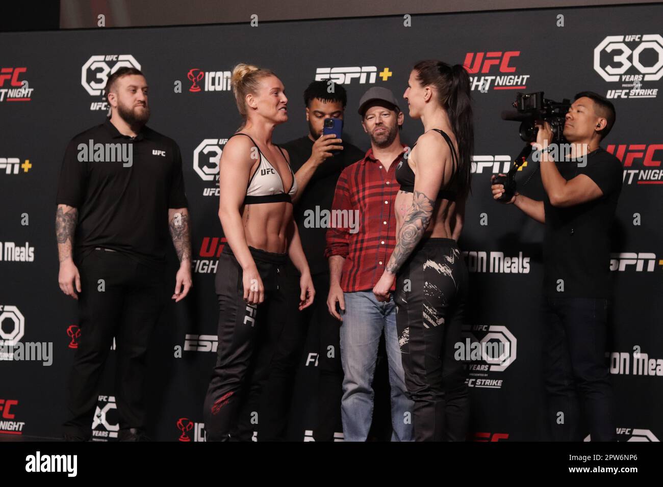 LAS VEGAS, NV - 28 AVRIL : Hailey Cowan et Jamey-Lyn Horth affrontent pendant l'UFC Vegas 72 : faites le poids à l'UFC Apex sur 28 avril 2023 à Las Vegas, Nevada, États-Unis. (Photo de Diego Ribas/PxImages) Banque D'Images