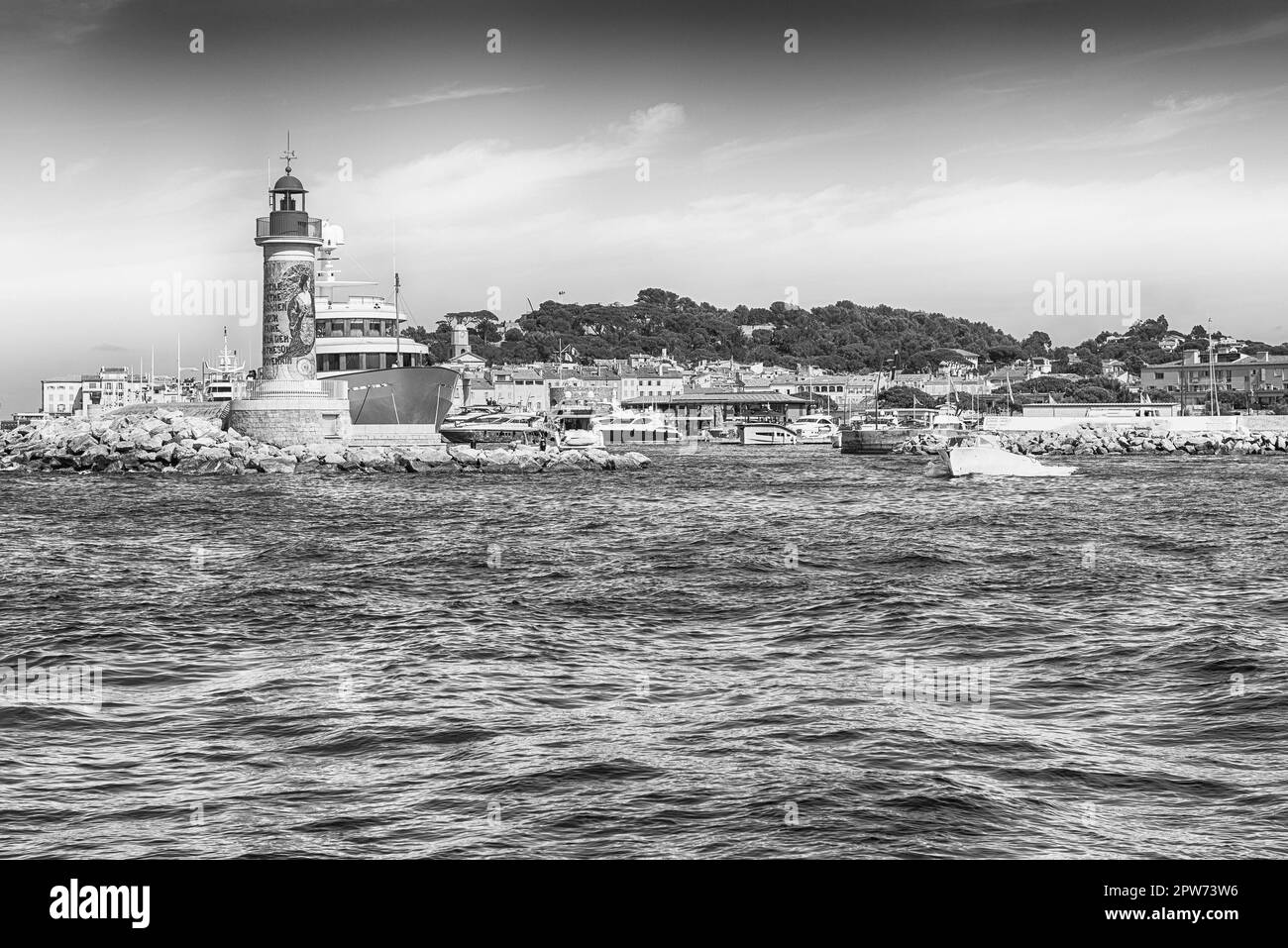 SAINT-TROPEZ, FRANCE - 16 AOÛT : phare emblématique du port de Saint-Tropez, Côte d'Azur, France, 16 août 2019. L'écrit indique « no nee Banque D'Images