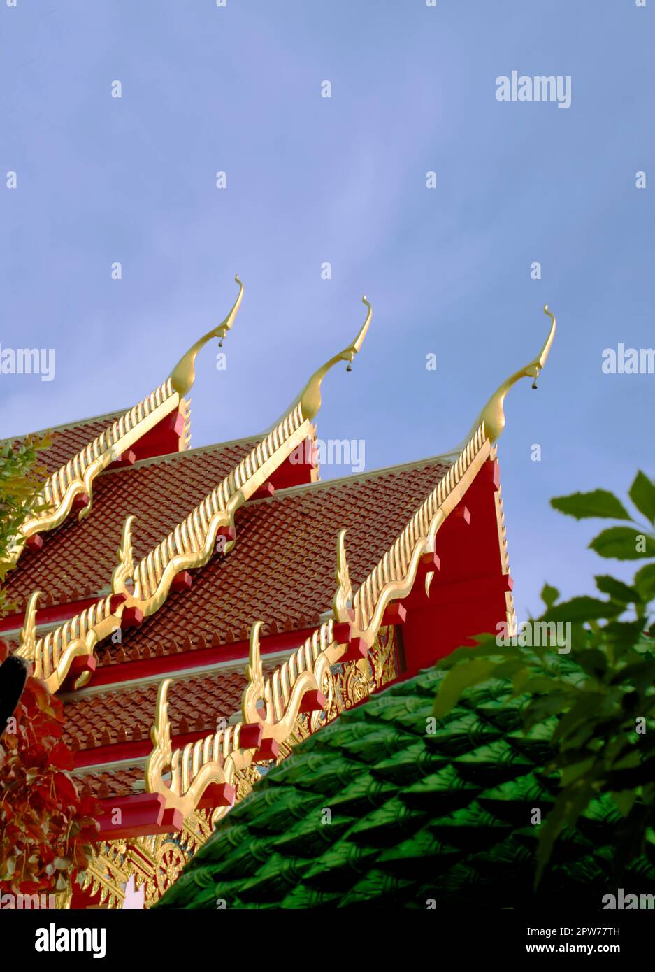 Ornements d'or sur le toit d'un temple bouddhiste à l'école Wat Suwankiriket temple, situé dans la région de Karon, province de Phuket, Thailande. Banque D'Images