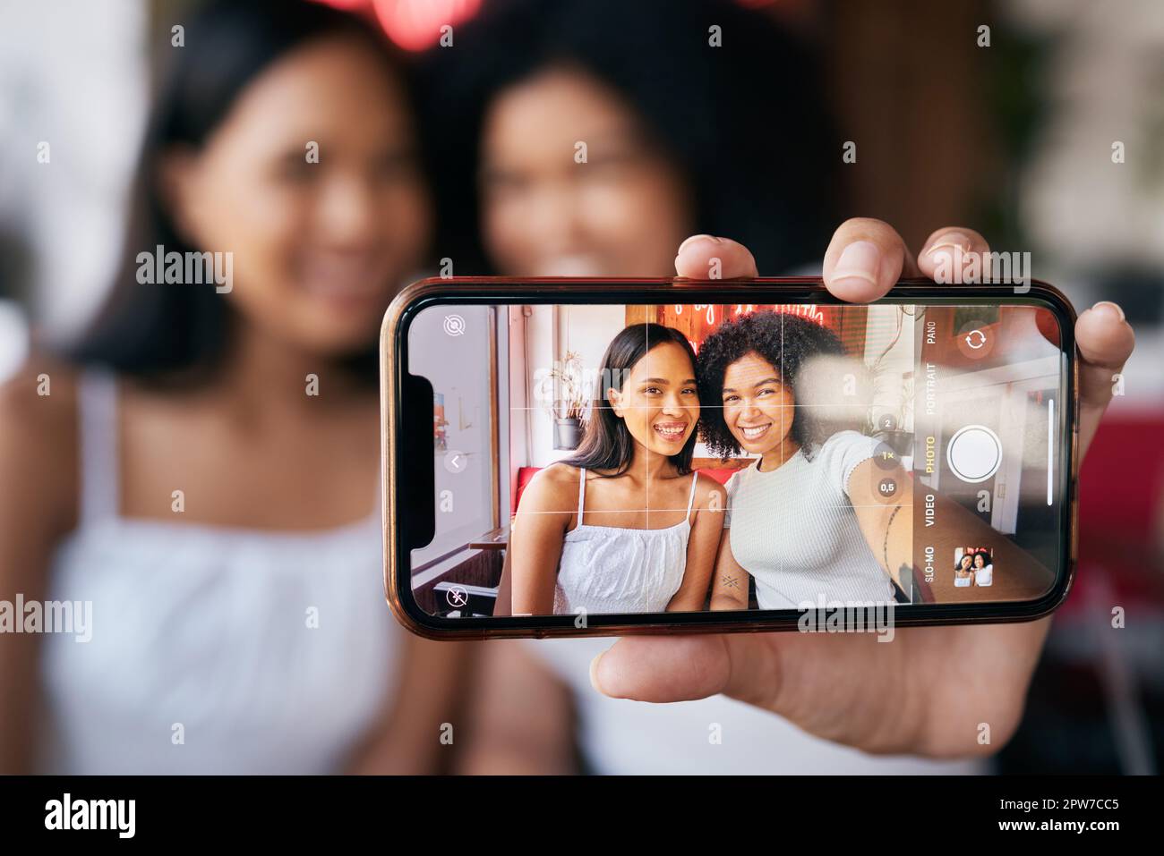 Femme amis, selfie et écran de téléphone pour les médias sociaux, le billet de blog ou le collage dans le restaurant. Bonne femme noire, groupe d'influenceurs et pictur pour smartphone Banque D'Images