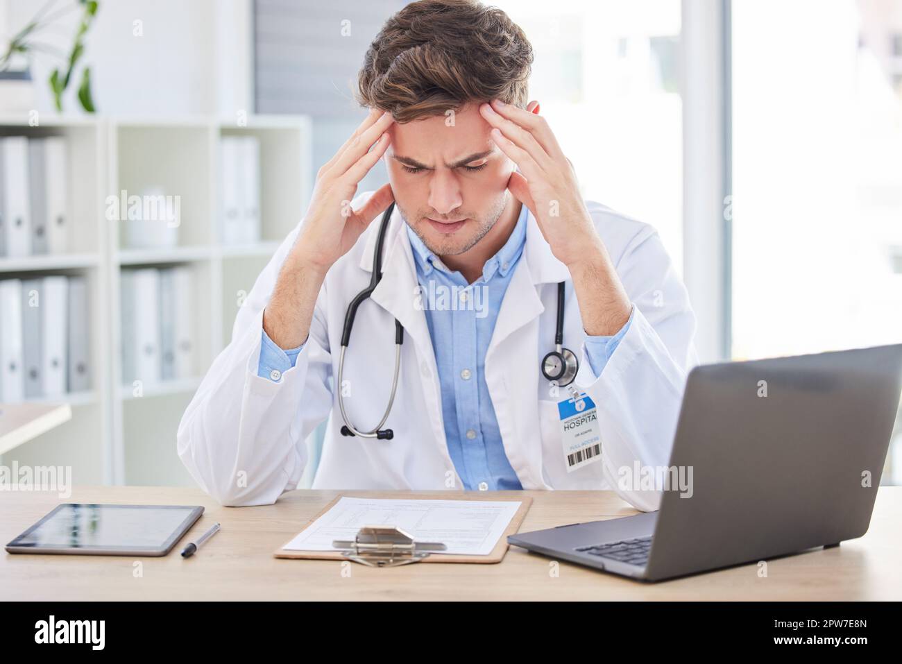 Homme, médecin ou stress maux de tête et presse-papiers, résultats de tests ou documents d'assurance-vie dans le bureau de l'hôpital. Anxiété, réflexion ou épuisement pour guérir Banque D'Images