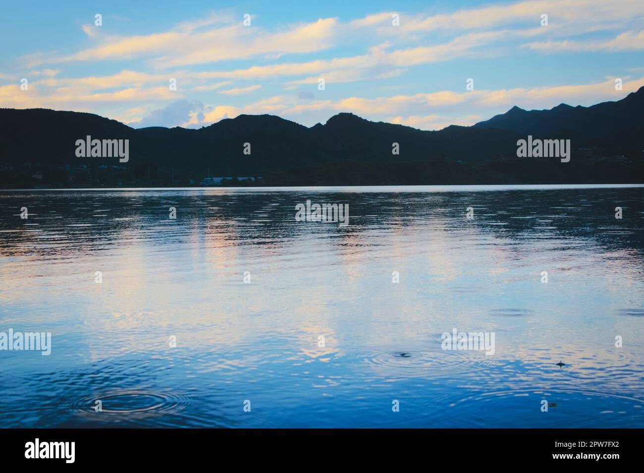 Ciel bleu crépuscule se reflète sur les eaux du lac Potrero de los Funes, à San Luis, en Argentine. Banque D'Images