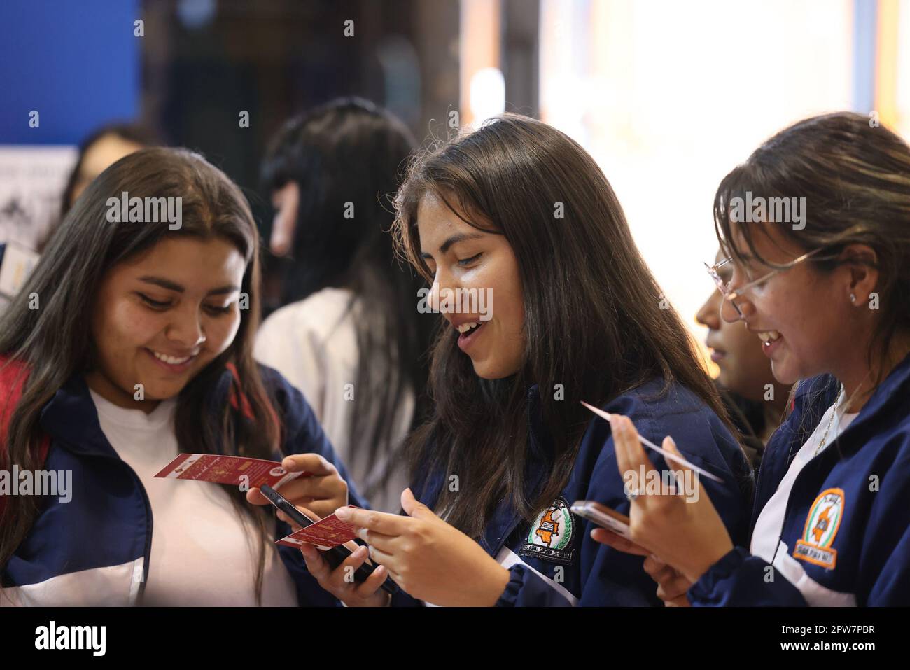 Bogota, Colombie. 21st avril 2023. Les jeunes filles tiennent des signets avec leurs noms chinois à une foire internationale du livre à Bogota, capitale de la Colombie, 21 avril 2023. La foire du livre, qui s'étend de 18 avril à 2 mai, devrait accueillir plus de 600 000 000 visiteurs. Credit: Tang Wei/Xinhua/Alay Live News Banque D'Images