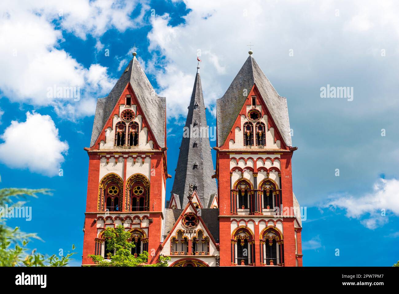 Façade extérieure rouge et blanche de la cathédrale de Limbourg avec ses deux tours principales Banque D'Images