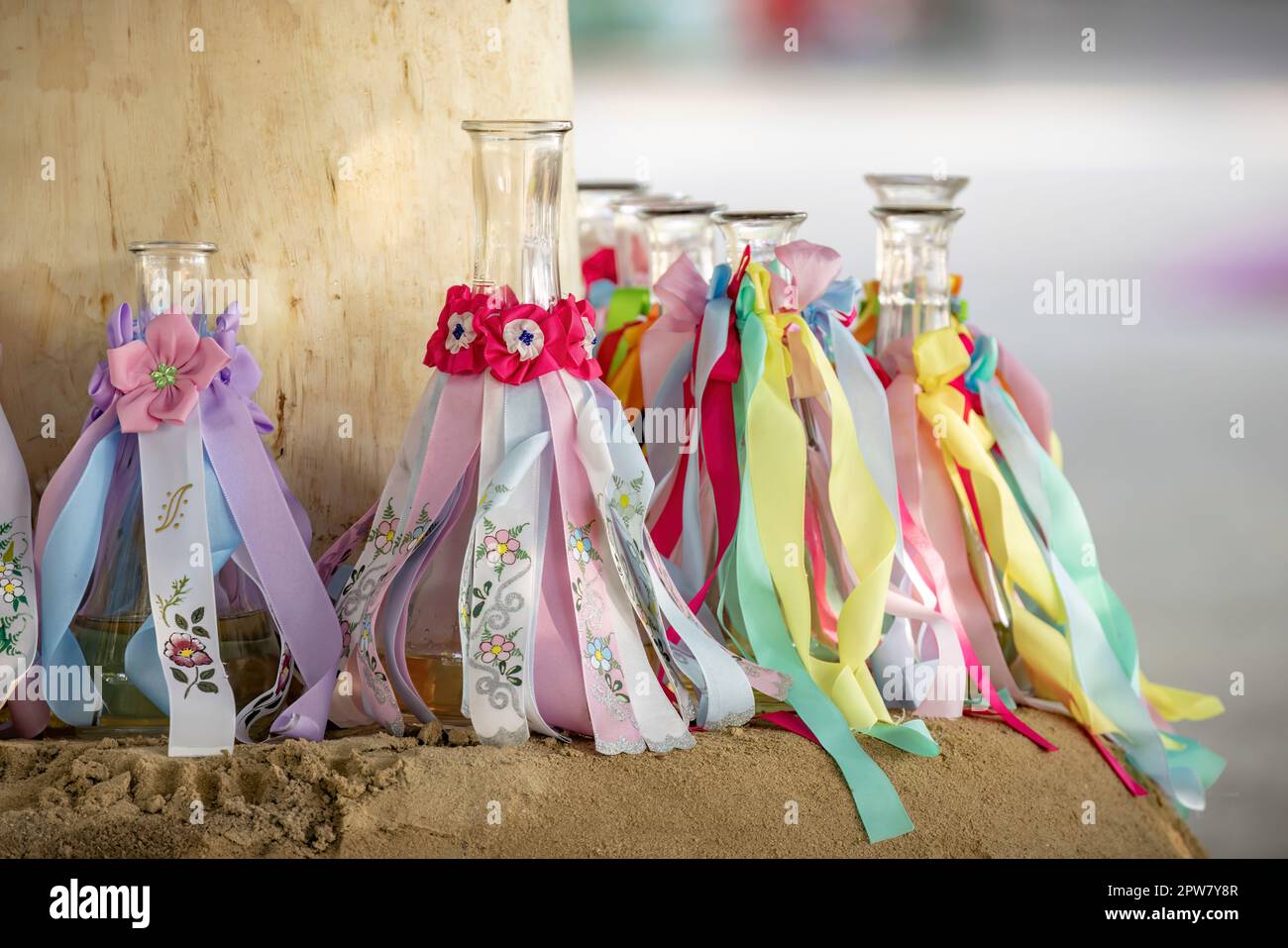 Détail de la décoration folklorique sur les bouteilles de vin, Rakvice, Moravie du Sud, République tchèque Banque D'Images