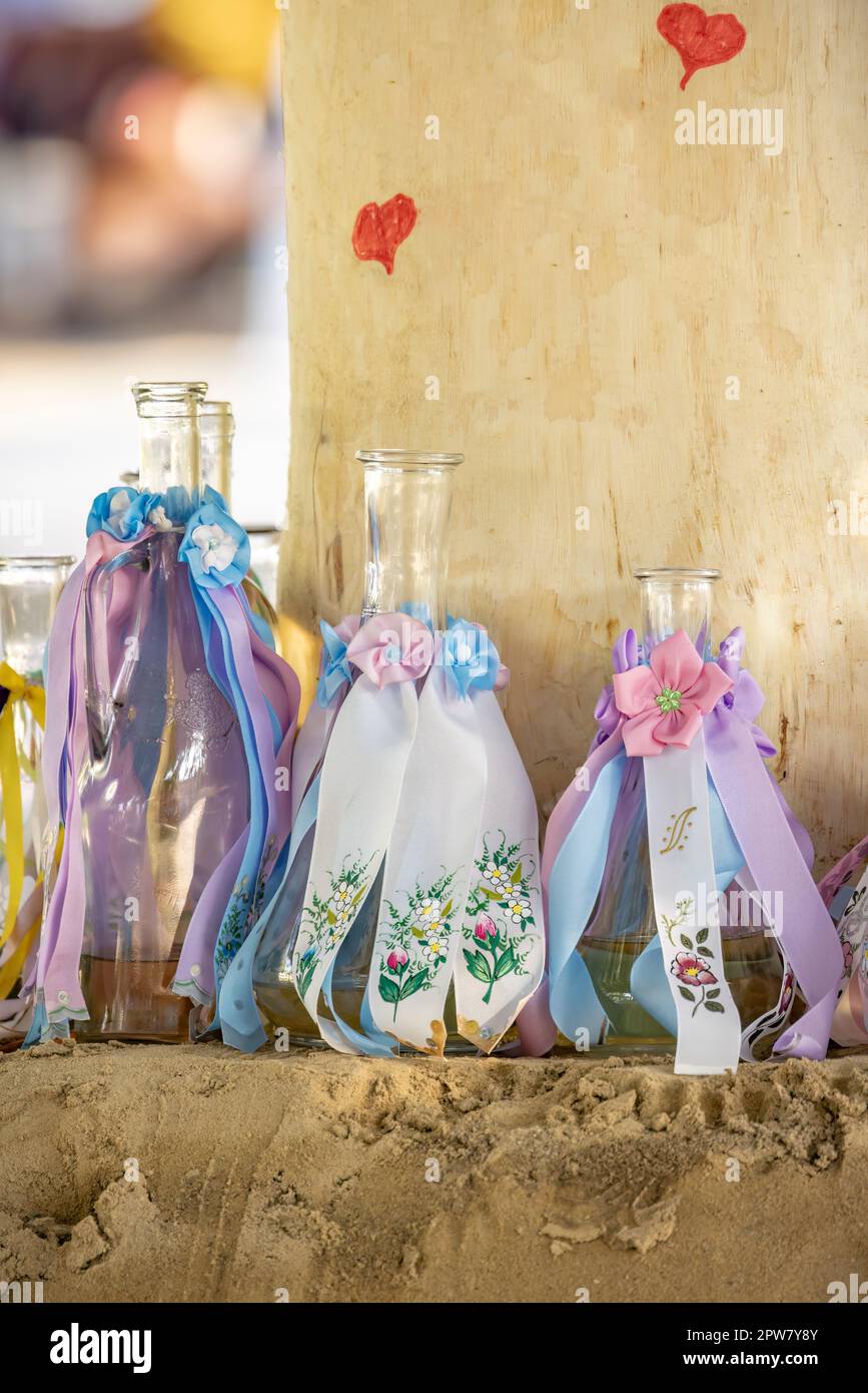 Détail de la décoration folklorique sur les bouteilles de vin, Rakvice, Moravie du Sud, République tchèque Banque D'Images