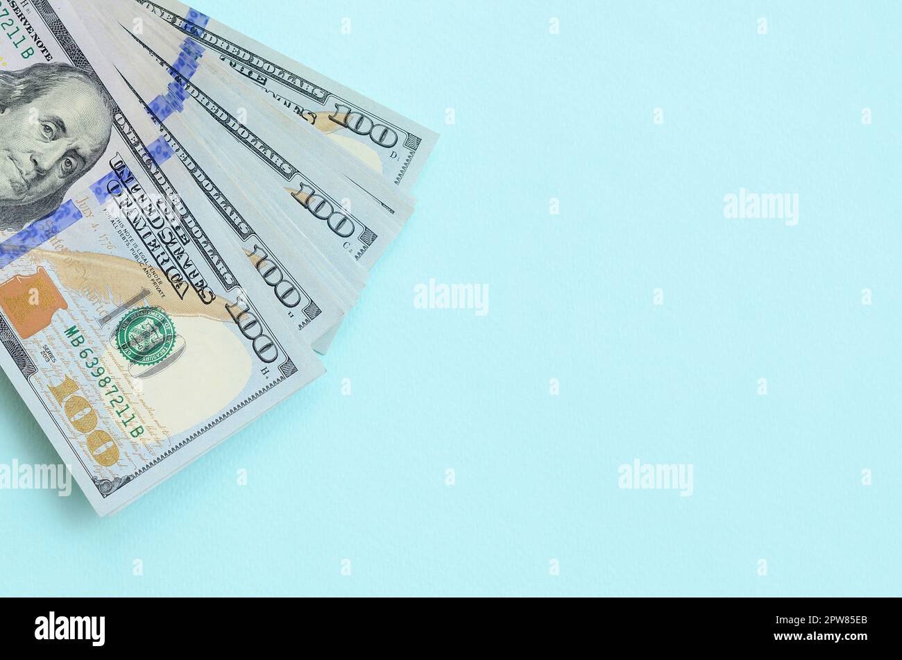 US dollar bills d'un nouveau design avec une bande bleue au milieu est se trouve sur un fond bleu clair. Banque D'Images