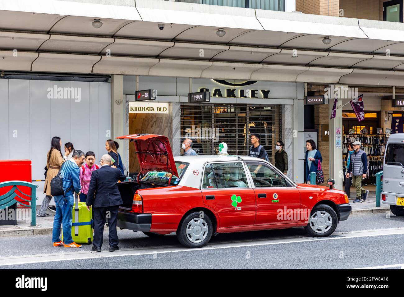 Kyoto Japon, Toyota Crown taxi voiture avec conducteur décharger les bagages des clients du coffre, Japon, Asie Banque D'Images