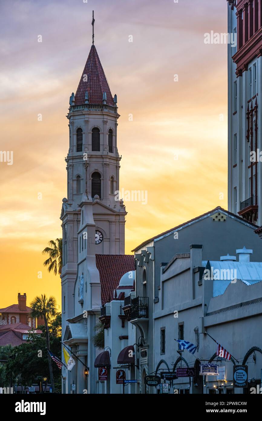 Magnifique coucher de soleil sur Flagler College et la basilique de la cathédrale Saint-Jean datant du 18th siècle Augustine dans la rue historique Augustine, Floride. (ÉTATS-UNIS) Banque D'Images