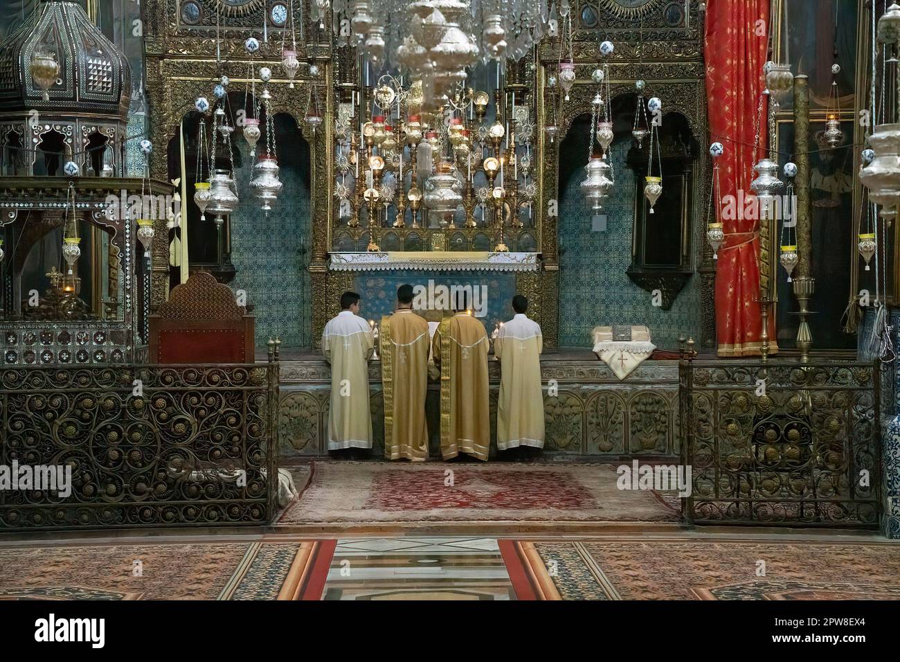 Jérusalem, Israël - 12 novembre 2022 : quatre prêtres en masse dans la Sainte Cathédrale James dans le quartier arménien, Jérusalem, Israël. Banque D'Images