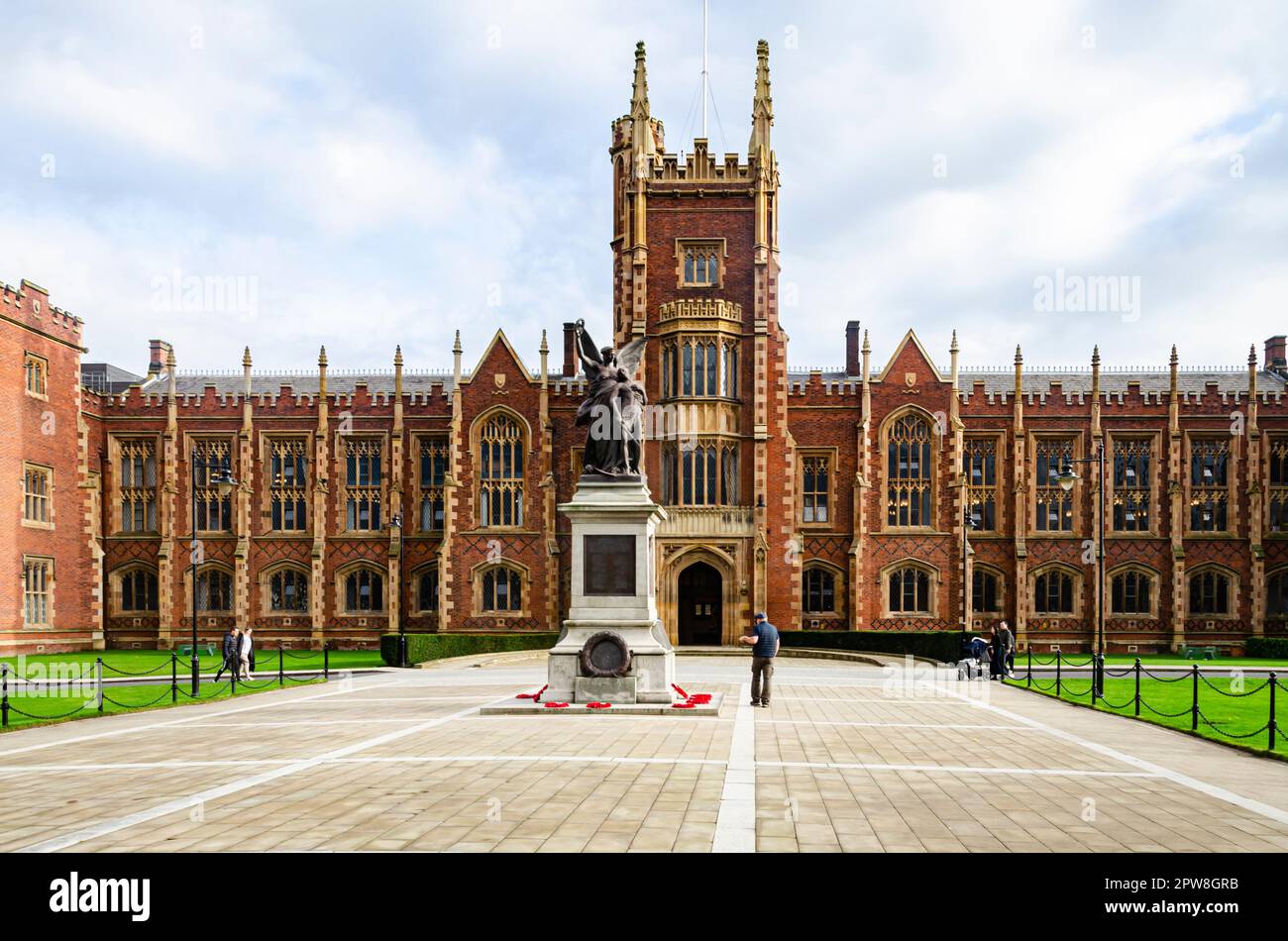 Belfast, Comté en bas, Irlande du Nord, 13 novembre 2022 - célèbre bâtiment principal à l'université Queens de Belfast Banque D'Images