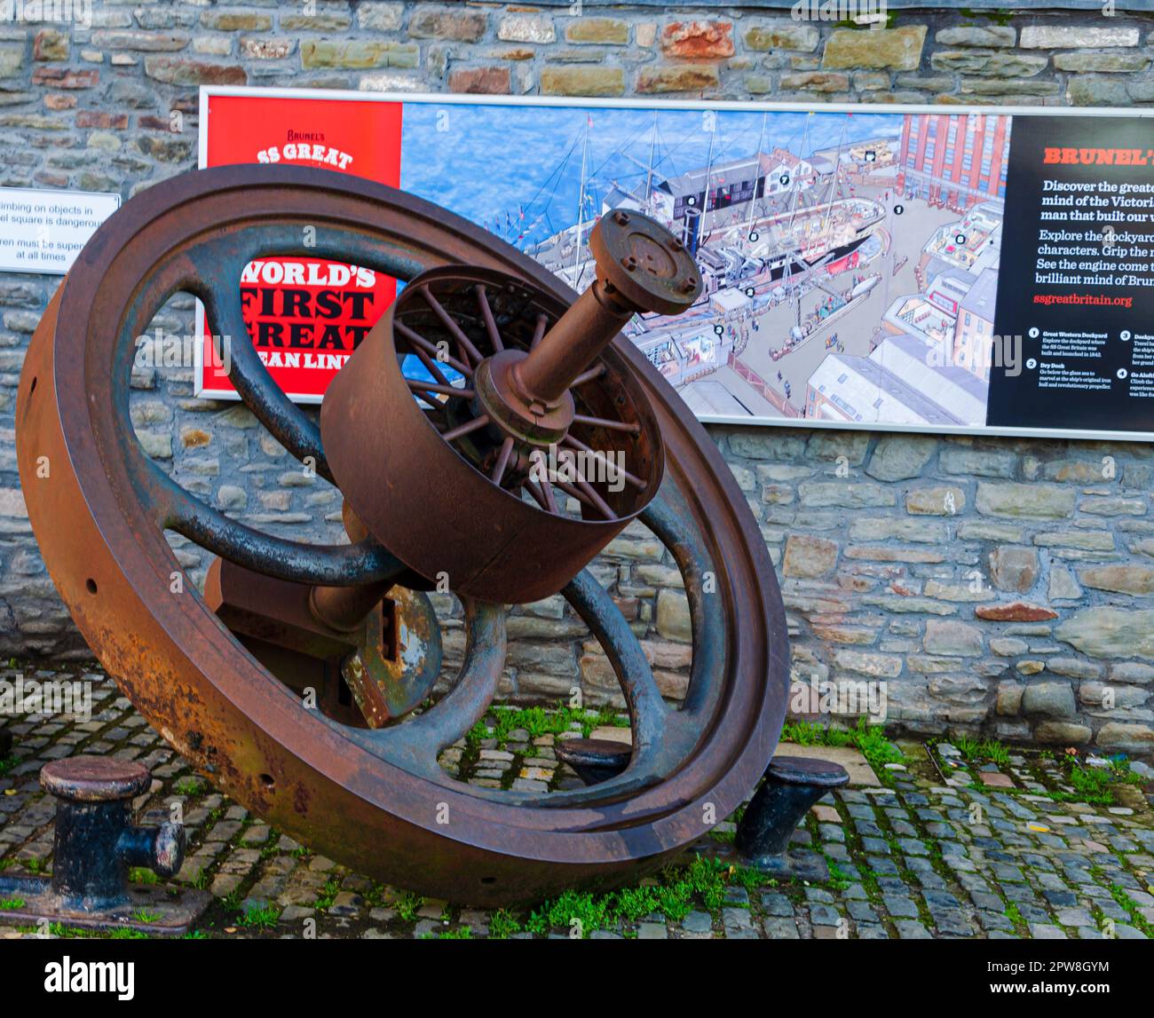 25 novembre 2022 du sud-ouest de l'Angleterre de Bristol - Grande partie rouillée d'un grand bateau à vapeur de mer assis sur des pavés dans le quai de Bristol Banque D'Images