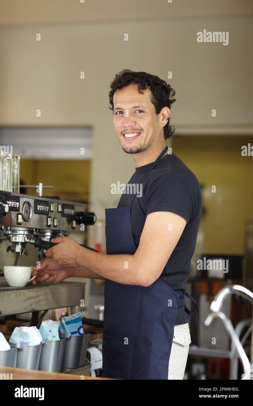 Machine à café, Barista et sourire portrait d'un homme comme petite entreprise, restaurant ou propriétaire de démarrage. Homme d'entrepreneur heureux travaillant comme serveur ou Banque D'Images