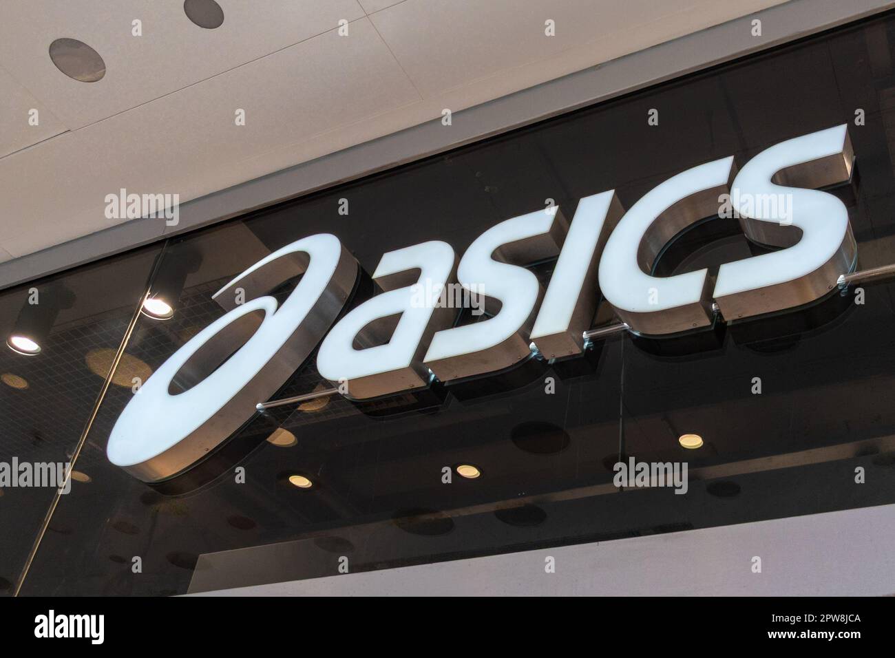 lyon , aura France - 04 27 2023 : logo Asics marque et texte signe de la  société japonaise de la chaîne de magasins multinationaux chaussures  entreprise d'équipements sportifs Photo Stock - Alamy
