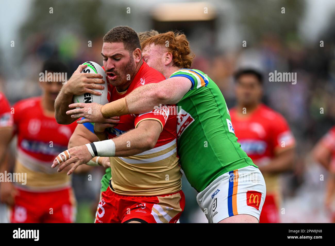 Brenko Lee des dauphins est attaqué par Corey Horsburgh des Raiders lors du match de la ronde 9 de la NRL entre les Raiders de Canberra et les dauphins de Redcliffe au stade McDonalds Park à Wagga Wagga, samedi, 29 avril 2023. (AAP IMAGE/LUKAS COCH) PAS D'ARCHIVAGE, USAGE ÉDITORIAL SEULEMENT ** USAGE STRICTEMENT ÉDITORIAL SEULEMENT, PAS D'UTILISATION COMMERCIALE, PAS DE LIVRES ** Banque D'Images