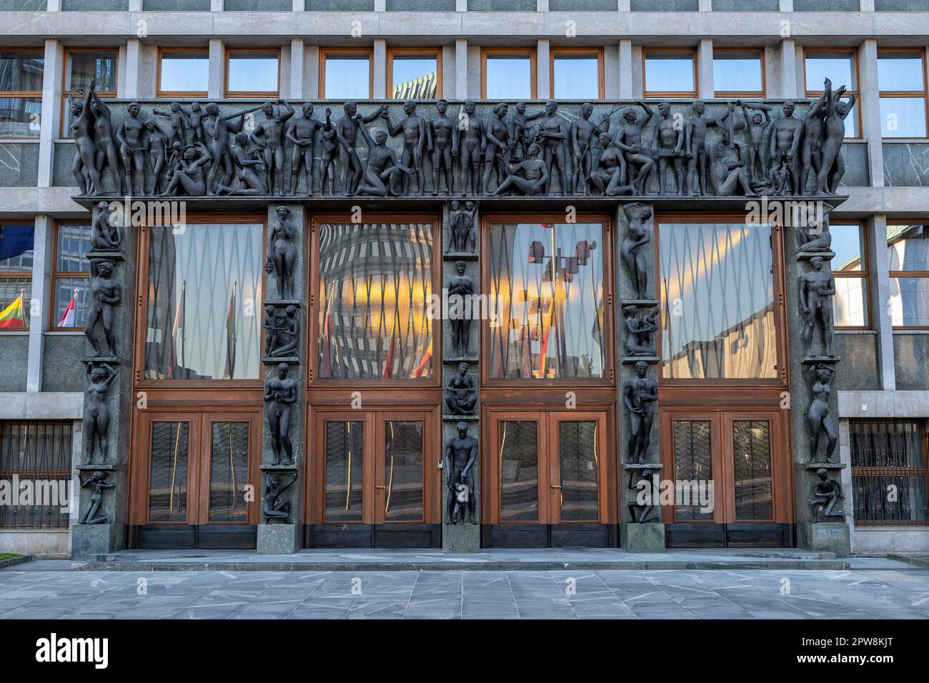 Entrée principale du bâtiment de l'Assemblée nationale de Slovénie à Ljubljana. Portail avec quatre portes en chêne et sculptures de Zdenko Kalin et Karel Putrih, Whic Banque D'Images