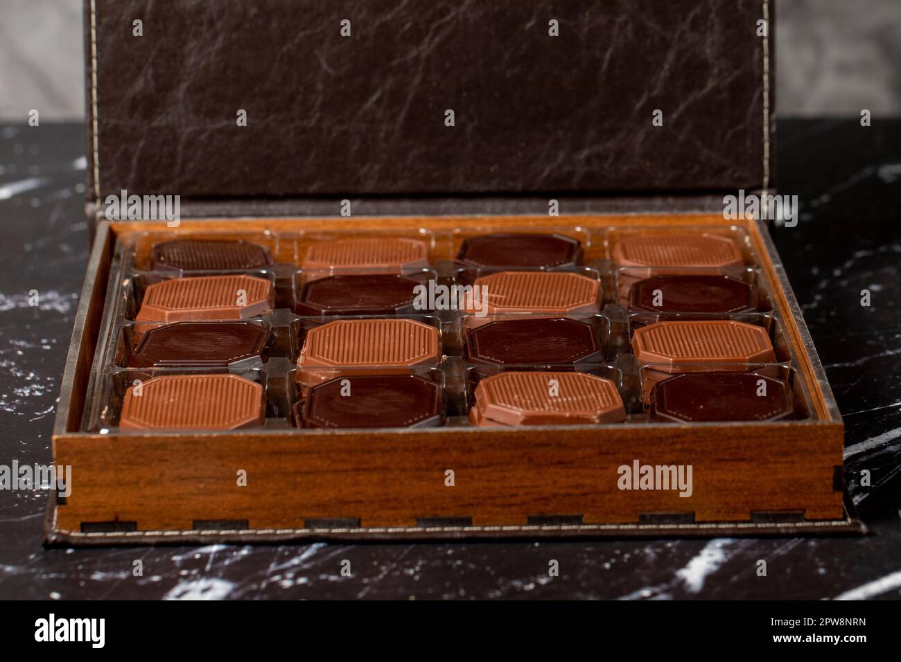 Chocolat madlen emballé. Chocolat carré laiteux et amer. Cadeau ou célébration. Gros plan Banque D'Images