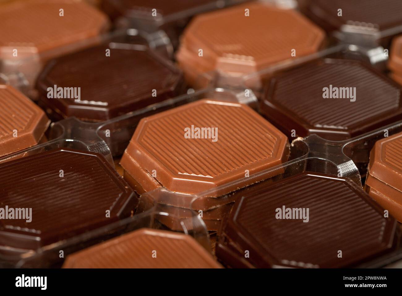 Chocolat Madlen. Chocolat carré laiteux et amer. Cadeau ou célébration. Gros plan Banque D'Images