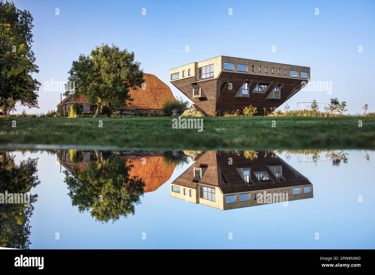 Pays-Bas, Workum, ferme à l'envers. Projet Lanskip. Lanskip a été conçu en 2013 par Pieter et Ria Stellingwerf, avec l'apport de Sjoekie de Z Banque D'Images