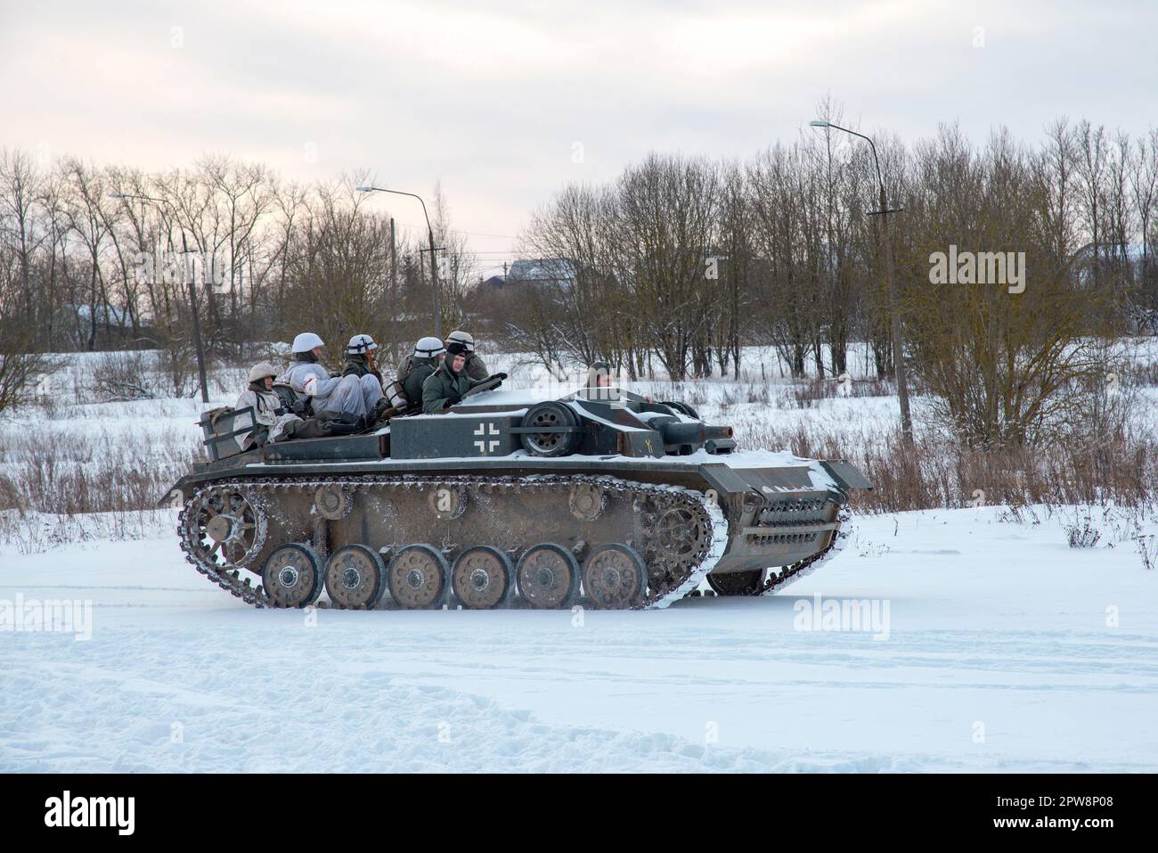 SAINT-PÉTERSBOURG, RUSSIE - 05 FÉVRIER 2023 : soldats allemands à Sturmgeschütz III (StuG III). Reconstruction de la bataille de Stalingrad Banque D'Images