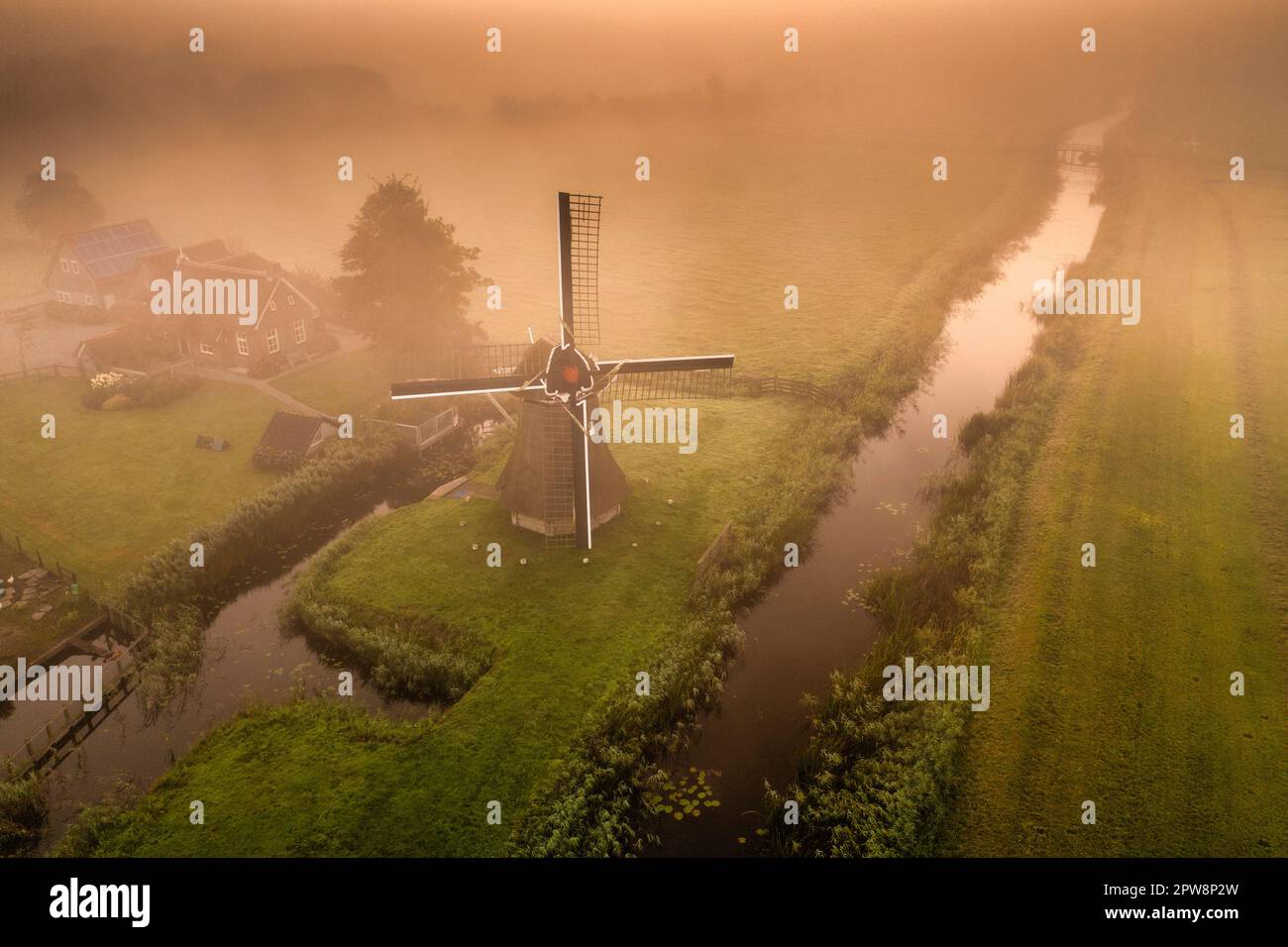Pays-Bas, Aldtsjerk, Oudkerk, Windmill de Hoop (l'espoir). Lever du soleil. Brume. Vue aérienne. Banque D'Images