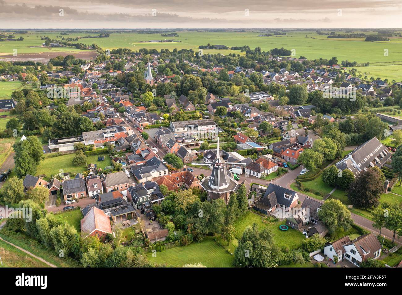 Pays-Bas, Noordhorn, Un échafaudage en face du village. Vue aérienne. Banque D'Images